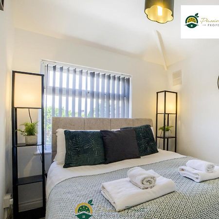 3 Bedroom Coventry House By Passionfruitproperties With Free Wi-Fi, Large Garden And Driveway - 52Nrc ภายนอก รูปภาพ