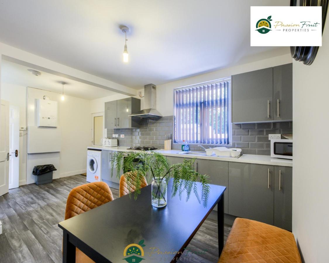 3 Bedroom Coventry House By Passionfruitproperties With Free Wi-Fi, Large Garden And Driveway - 52Nrc ภายนอก รูปภาพ