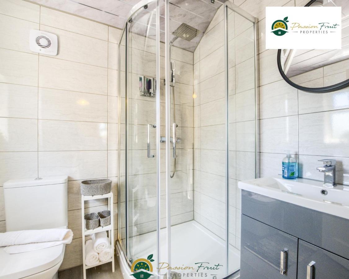 3 Bedroom Coventry House By Passionfruitproperties With Free Wi-Fi, Large Garden And Driveway - 52Nrc ภายนอก รูปภาพ
