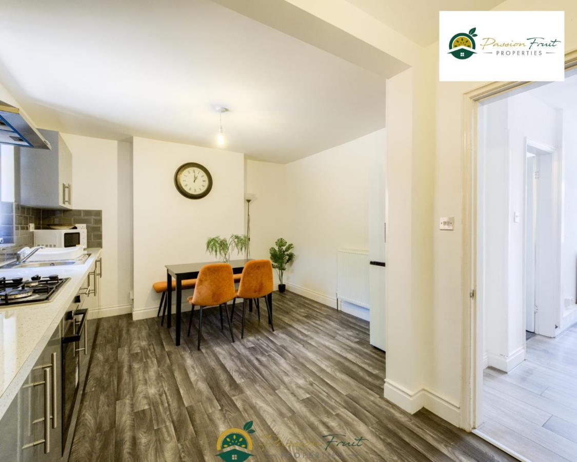 3 Bedroom Coventry House By Passionfruitproperties With Free Wi-Fi, Large Garden And Driveway - 52Nrc ภายนอก รูปภาพ