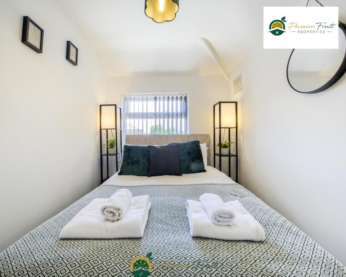 3 Bedroom Coventry House By Passionfruitproperties With Free Wi-Fi, Large Garden And Driveway - 52Nrc ภายนอก รูปภาพ