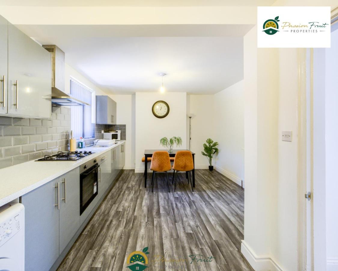 3 Bedroom Coventry House By Passionfruitproperties With Free Wi-Fi, Large Garden And Driveway - 52Nrc ภายนอก รูปภาพ