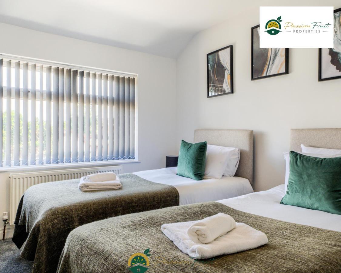 3 Bedroom Coventry House By Passionfruitproperties With Free Wi-Fi, Large Garden And Driveway - 52Nrc ภายนอก รูปภาพ