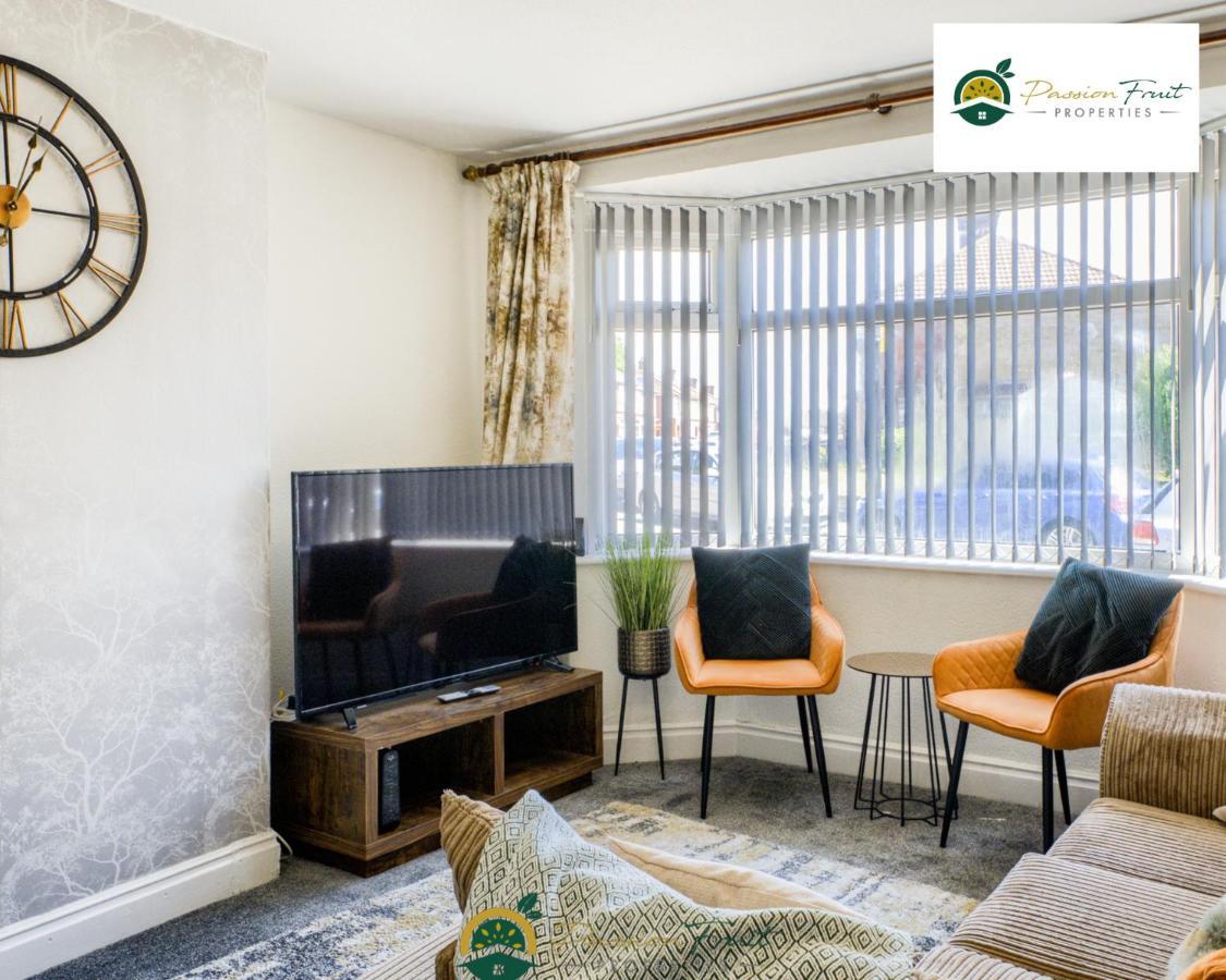 3 Bedroom Coventry House By Passionfruitproperties With Free Wi-Fi, Large Garden And Driveway - 52Nrc ภายนอก รูปภาพ